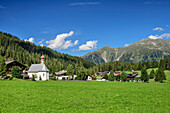 Kirche und Häuser von Unter-Laret, Davos, Plessur-Alpen, Graubünden, Schweiz