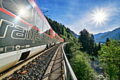 Bahn fährt auf Brücke über Radonatobel, Arlbergbahn, Radonatobel, Wald am Arlberg, Vorarlberg, Österreich