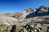 Steinmann mit Blick ins Stillupptal, vom Keilbachjoch, Zillertaler Alpen, Naturpark Zillertaler Alpen, Tirol, Österreich