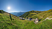 Panorama der Zillertaler Höhenstraße mit Zellbergkapelle und Hirschbichlalm, Zillertaler Höhenstraße, Tuxer Alpen, Zillertal, Tirol, Österreich