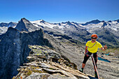 Mann beim Klettern seilt von der Zsigmondyspitze ab, Schwarzenstein im Hintergrund, Zsigmondyspitze, Zillertaler Alpen, Naturpark Zillertaler Alpen, Tirol, Österreich