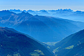 Tiefblick auf Tauferer Tal und Dolomiten, vom Schwarzenstein, Zillertaler Alpen, Naturpark Zillertaler Alpen, Tirol, Österreich