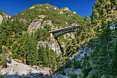 Bahn fährt über Schlossbachklamm-Viadukt, Karwendelbahn, Mittenwaldbahn, Tirol, Österreich