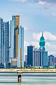 Skyline mit gedrehtem Hochhaus F&F Tower, Panama City, Panama, Amerika
