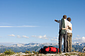 Bergsteiger, Paar steht auf einem Gipfel, Triglav Nationalpark, Ukanc, Slowenien