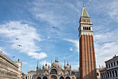 Markusplatz mit Campanile di San Marco, Venedig, Italien