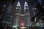 Petronas Towers bei Nacht, Kuala Lumpur, Malaysia