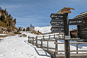 Wanderweg, Wegweiser in der Nähe von Zermatt, Wallis, Schweiz