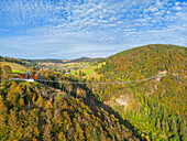 Luftansicht der Blackforestline Hängebrücke bei den Todtnauer Wasserfällen, Todtnau, Schwarzwald, Baden-Württemberg, Deutschland