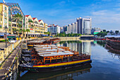 Ausflugsboote am Kai Clarke Quay und Einkaufsmeile am Fluss Singapore River im Zentrum von Singapur, Hauptinsel Pulau Ujong, Singapur, Asien