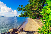 Einsamer Strand mit Sitzplatz auf einer Insel in der Nähe von Bintan, Riau-Archipel, Indonesien, Südostasien