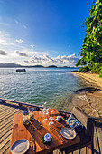 Strandcafe am einsamen Strand auf einer Insel in der Nähe von Bintan, Riau-Archipel, Indonesien, Südostasien