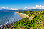 Blick zur Bucht und Strand Four Mile Beach, Port Douglas, Korallenmeer, Queensland, Australien
