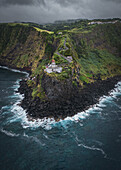 Blick auf den Farol do Arnel aus der Vogelperspektive an der Küste von Sao Miguel, Azoren