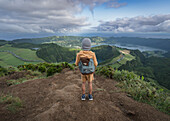 Kleiner Junge mit seinem Teddy Bären am Aussichtspunkt Miradouro da Boca do Inferno mit Blick auf die Vulkanseen in Sete Cidades auf den Insel Sao Miguel, Azoren.