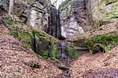 Elfengrotte mit Wasserfall bei der Drachenschlucht in Eisenach, Thüringen, Deutschland 