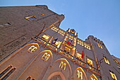 Fassade vom Bischofspalast 'Palais des Archevêques', heutiges Rathaus, Place de l'Hôtel de ville, Narbonne, Département Aude, Okzitanien, Frankreich