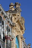 Historische Fassade der Markthalle 'Les Hallesde Narbonne', Narbonne, Département Aude, Okzitanien, Frankreich