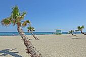 Sandstrand mit Hütten von Rettungsschwimmern in Port Barcarès, bei Perpignan, Département Pyrénées-Orientales, Region Okzitanien, Frankreich