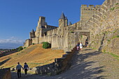 Stadttor Porte de l'Aude und Mittelalterliche Stadtmauer, Festung Cité de Carcassonne, Departement Aude, Okzitanien, Frankreich
