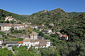 Blick auf den Ort am Fluß Orbiel und die Burgen Chateaux de Lastours, Lastours, Montagne Noire, Nähe Carcassonne, Département Aude, Okzitanien, Frankreich