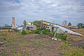 Lost Place - Verlassener Flugplatz mit Wrack auf Grenada, Karibik