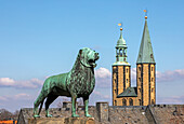 Löwenstatue vor der Kaiserpfalz und Marktkirche St. Cosmas und Damian, Goslar, Niedersachsen, Deutschland
