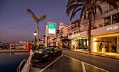 Morgens an der Promenade von Puerto Banús mit Schaufenstern von Luxusboutiquen am Yachthafen, Marbella, Costa del Sol, Andalusien, Spanien