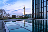 Hyatt Hotel und der Rheinturm in Düsseldorf, Nordrhein-Westfalen, Deutschland 