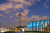 Terrasse des Hyatt Hotel und der Rheinturm in Düsseldorf in der Abenddämmerung, Nordrhein-Westfalen, Deutschland 