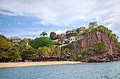 Farbenfrohe Häuser an der Karibikküste südlich von St. George's, Grenada, Karibik