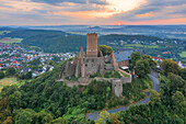 Luftansicht der Burg Gleiberg bei Sonnenaufgang, Krofdorf-Gleiberg, bei Gießen, Lahntal, Hessen, Deutschland