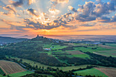 Luftansicht der Burg Gleiberg bei Sonnenaufgang, Krofdorf-Gleiberg, bei Gießen, Lahntal, Hessen, Deutschland