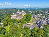 Aerial view of Braunfels castle and palace, castle towers Hubertusturm, Neuer Bergfried, Georgturm and Alter Stock, Braunfels, Lahn, Westerwald, Lahntal, Taunus, Hesse, Germany 