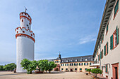 Innenhof mit weißem Turm von Schloss Homburg, Bad Homburg vor der Höhe, Taunus, Hessen, Deutschland