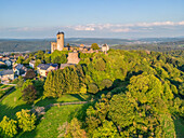 Luftansicht der Burg Greifenstein im Abendlicht, Greifenstein, Lahn-Dill-Kreis, Westerwald, Hessen, Deutschland