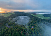 Luftansicht des Gemündener Maars bei Sonnenaufgang, Gemünden, Orsteil von Daun, Vulkaneifel, Eifel, Rheinland-Pfalz, Deutschland