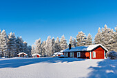 rotes Schwedenhaus in Winterlandschaft; Råneå, Norrbotten, Schweden