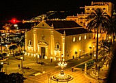 Blick auf die Iglesia de África und die Plaza de África am Abend, im Hintergrund der Hafen und das Vorgebirge am Atlantik, Ceuta, Straße von Gibraltar, Spanien