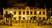 Gebäude der Miltärkommandantur Comandancia General an der Placa de África bei Nacht, Ceuta, Straße von Gibraltar, Spanien