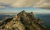 Panoramablick über den Felsen von Gibraltar, im Hintergrund die Bucht von Algeciras und die Costa del Sol, Britische Kronkolonie, Spanien