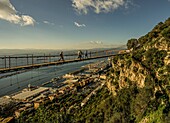 Touristen auf der Windsor Suspension Bridge im Upper Rock Nature Reserve, Blick auf den Hafen und den Atlantik, Gibraltar, Britische Kronkolonie, Iberische Halbinsel