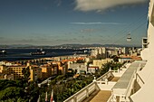 Blick vom Rock Hotel auf die Seilbahn zum Naturschutzgebiet Nature Reserve, über die Dächer von Gibraltar und die Bucht von Algeciras, Gibraltar, Britische Kronnkolonie; Iberische Halbinsel