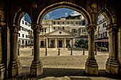 Blick durch ein Portal auf den Convent Place Square und das Wachhaus der Residenz des Gouverneurs von Gibraltar, Britische Kronkolonie, Iberische Halbinsel