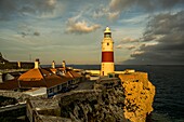 Europa Point im Abendlicht, Leuchtturm auf der Felsklippe über dem Meer, Gibraltar, Britische Kronkolonie