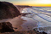 Steilküste und Brandung, Algarve, Portugal