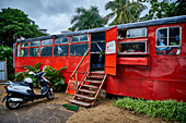 Ein roter Bus umgebaut zu einer Imbissbude, Mauritius, Afrika