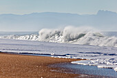 Wellen, Brandung an Felsen am Atlantik, West-Frankreich, Frankreich