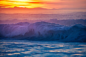 Sonnenuntergang über Wellen, Brandung am Atlantik, West-Frankreich, Frankreich