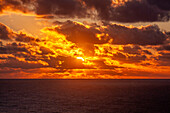 Sonnenuntergang an der Atlantikküste, West-Frankreich, Frankreich
